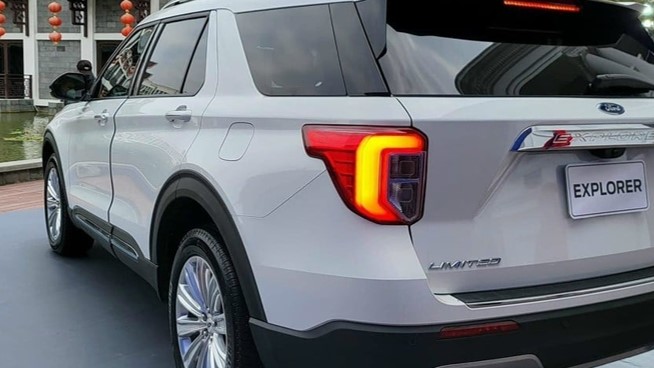 đèn hậu ford explorer